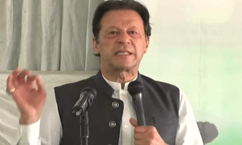 چیئرمین پاکستان تحریک انصاف عمران خان نے کہا ہے کہ چوروں نے ملک پر قبضہ کرلیا ہے اور ہر روز ان کے کیسز معاف ہو رہے ہیں۔